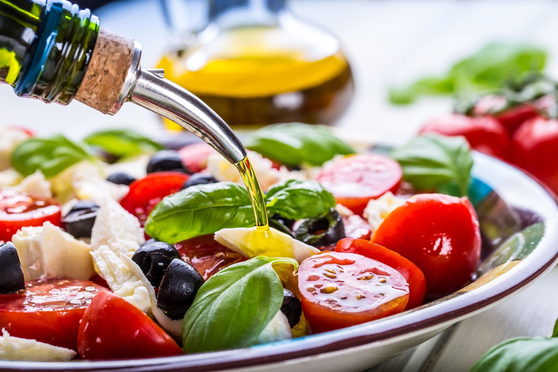 Dieta śródziemnomorska - zasady, jadłospis obejmujący produkty roślinne, zdrowe tłuszcze, nasiona i ziarna, produkty zbożowe - wspiera pracę serca, profilaktykę obniżania cholesterolu i wzmocnienia organizmu.