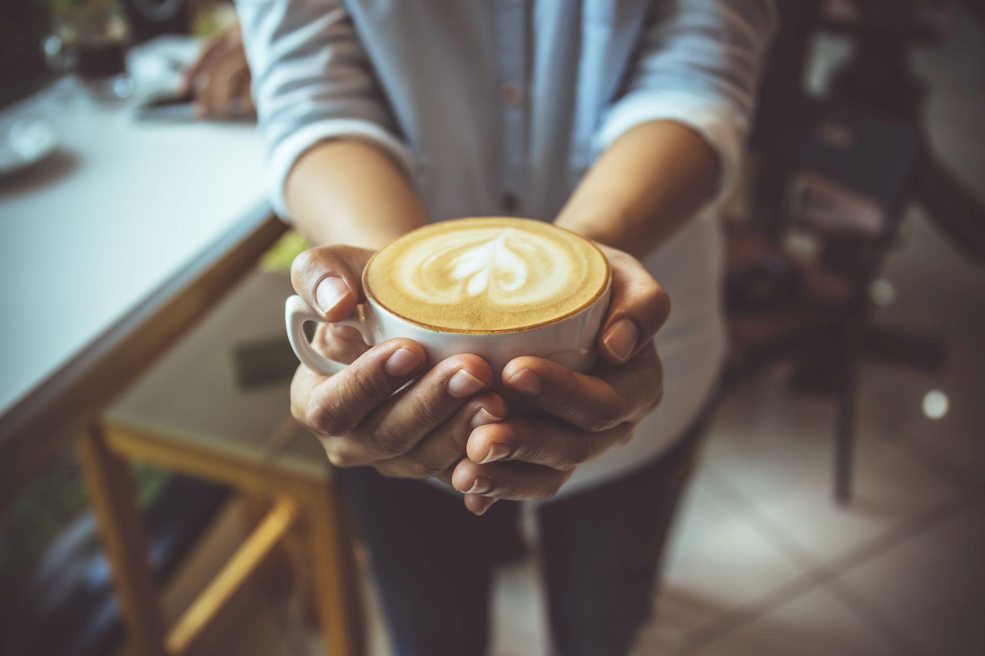 Kawa jest źródłem przeciwutleniaczy i wpływa na koncentrację - sprawdź, jak powinna wyglądać dieta pracownicza i dlaczego warto wdrażać do niej kwas DHA.