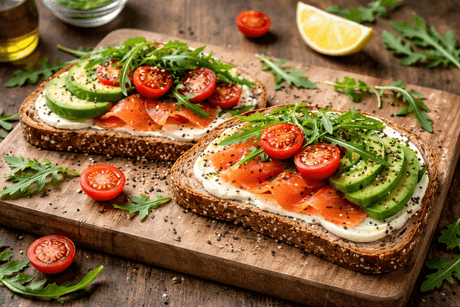 Otwarte kanapki z wędzonym łososiem